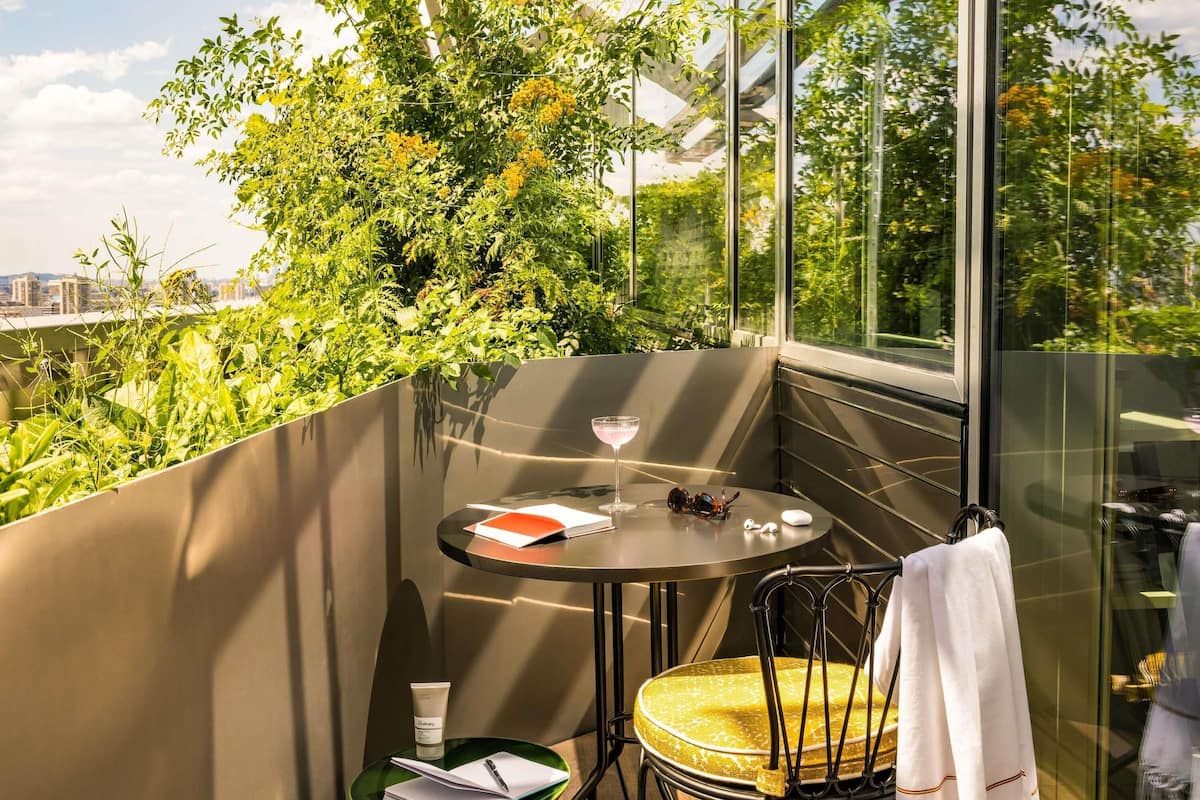 Rom – deluxe, 1 kingsize-seng, terrasse | Sengetøy av topp kvalitet, senger med overmadrass og safe på rommet