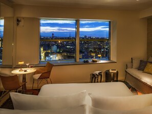 ห้องจูเนียร์สวีท, เตียงคิงไซส์ 1 เตียง, ชั้นบน (Eiffel Tower panoramic bath, sunset) | เครื่องนอนระดับพรีเมียม, เตียงพร้อมฟูกเสริมที่นอน, ตู้นิรภัยในห้องพัก