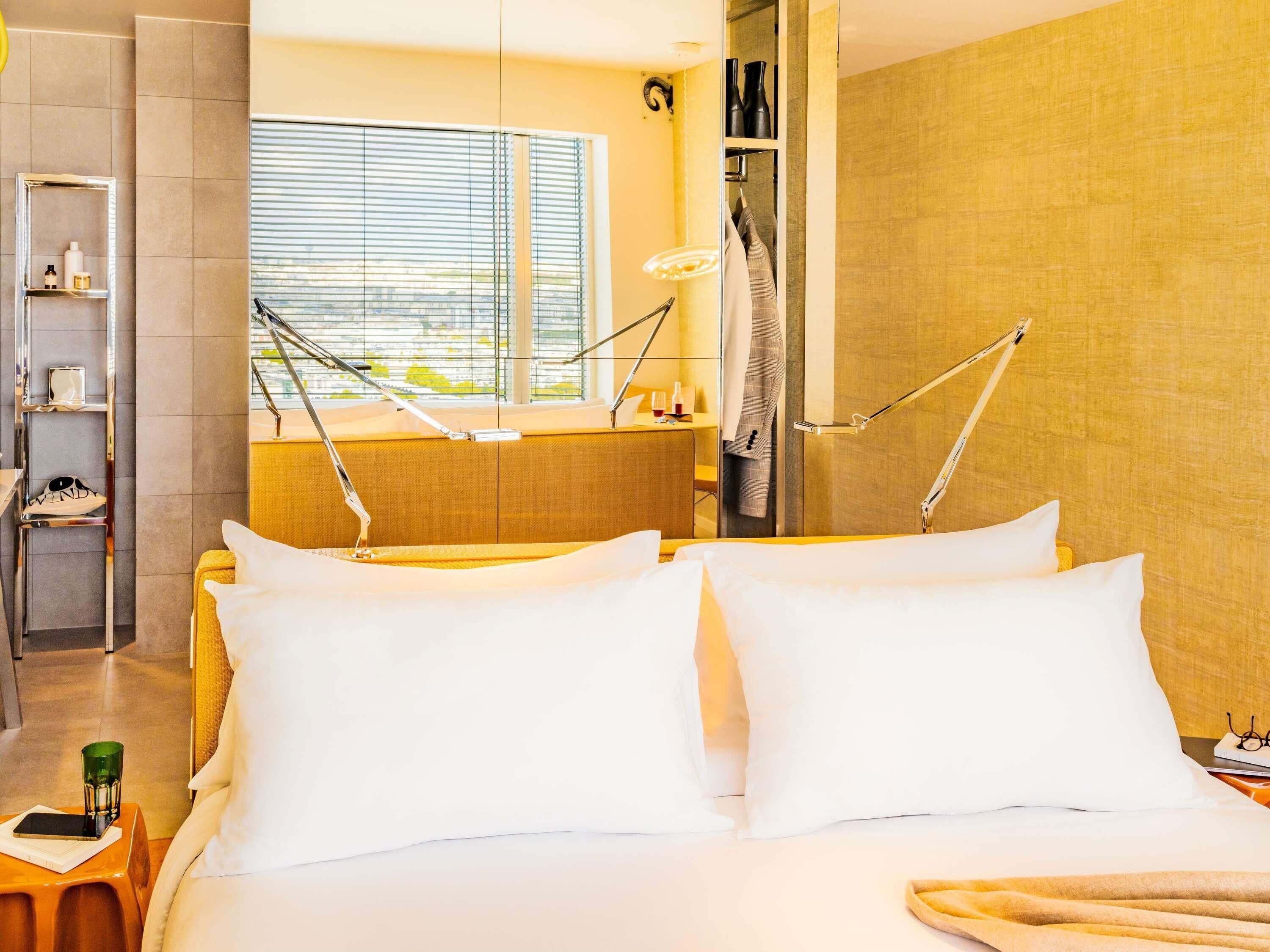 Ropa de cama de alta calidad y camas con pillow-top 