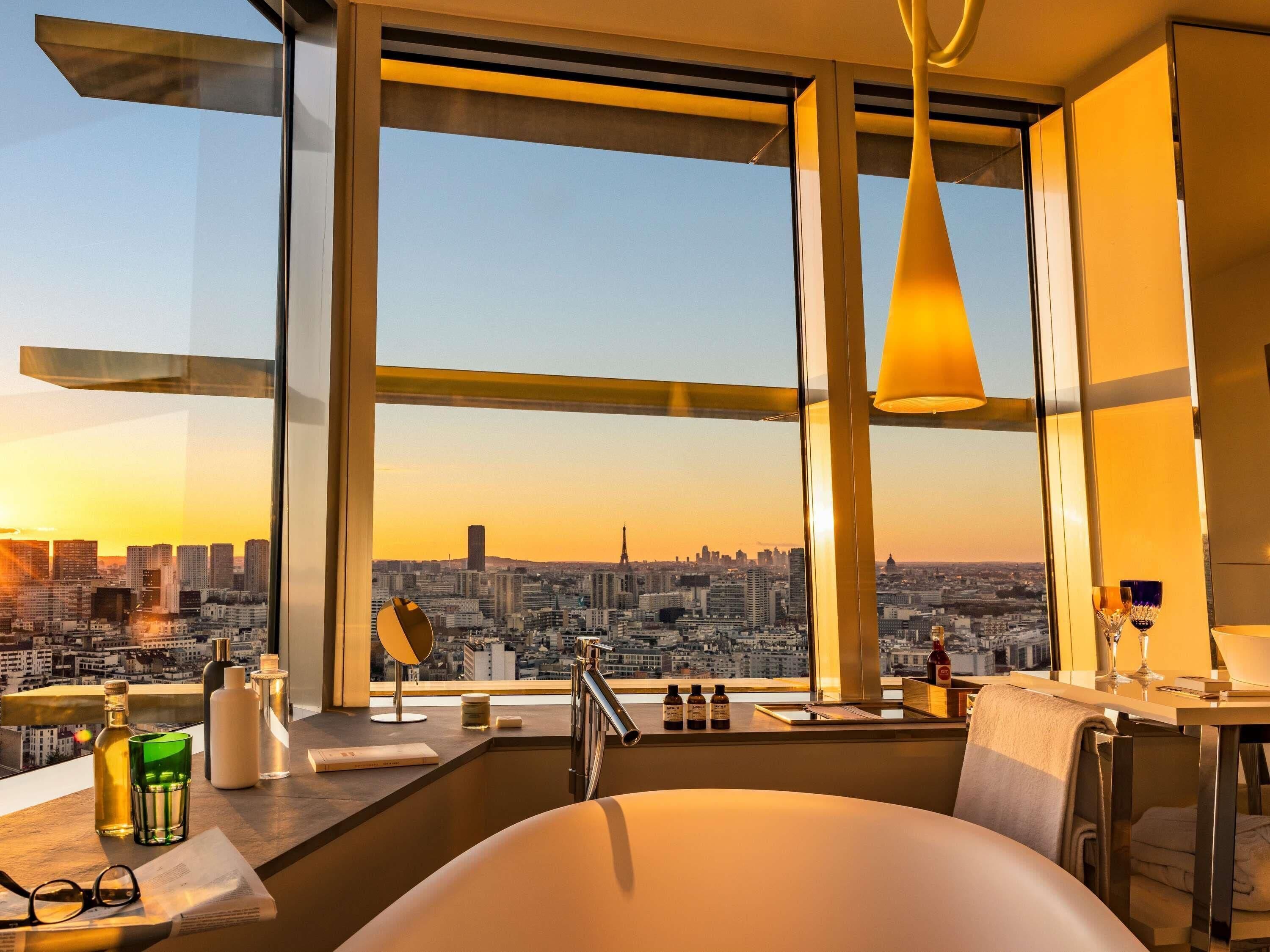 Suíte júnior, 1 cama King, na torre (Eiffel Tower panoramic bath, sunset) | Roupas de cama premium, camas com colchões pillow-top