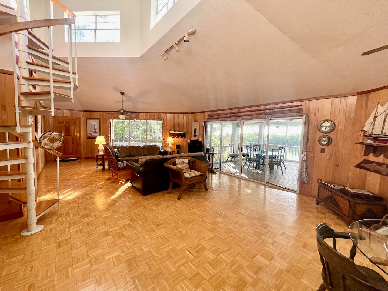 Télévision, lecteur de DVD, livres