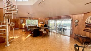 Télévision, lecteur de DVD, livres