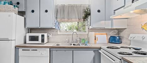 Réfrigérateur, four à micro-ondes, un four, surface de cuisson