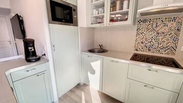 Réfrigérateur, micro-ondes, plaque de cuisson, lave-vaisselle