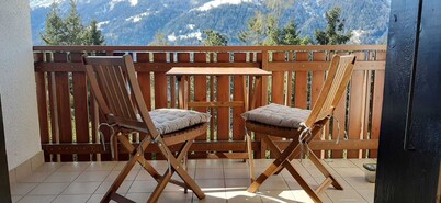 Outside: 2-room flat with south-facing balcony with view of the Matterhorn. Foldable terrace furnitu
