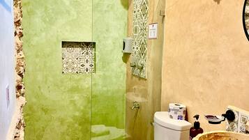 Chambre Standard, 1 très grand lit | Salle de bain | Douche, séchoir à cheveux, serviettes fournies