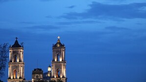 A church with two bell towers and a dome, under a twilight sky. - Habitaciones Colonial Zaci (Valladolid)