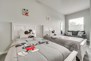 4 bedrooms, iron/ironing board, free internet, bed sheets