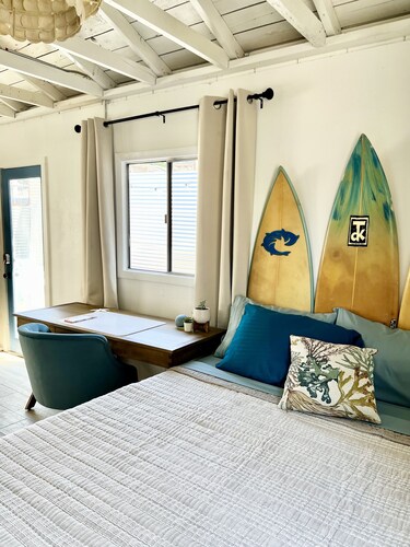 Hidden Cozy bungalow close to DT, beaches, & base // pet-friendly //