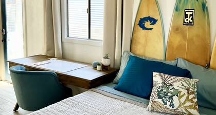 Hidden Cozy bungalow close to DT, beaches, & base // pet-friendly //