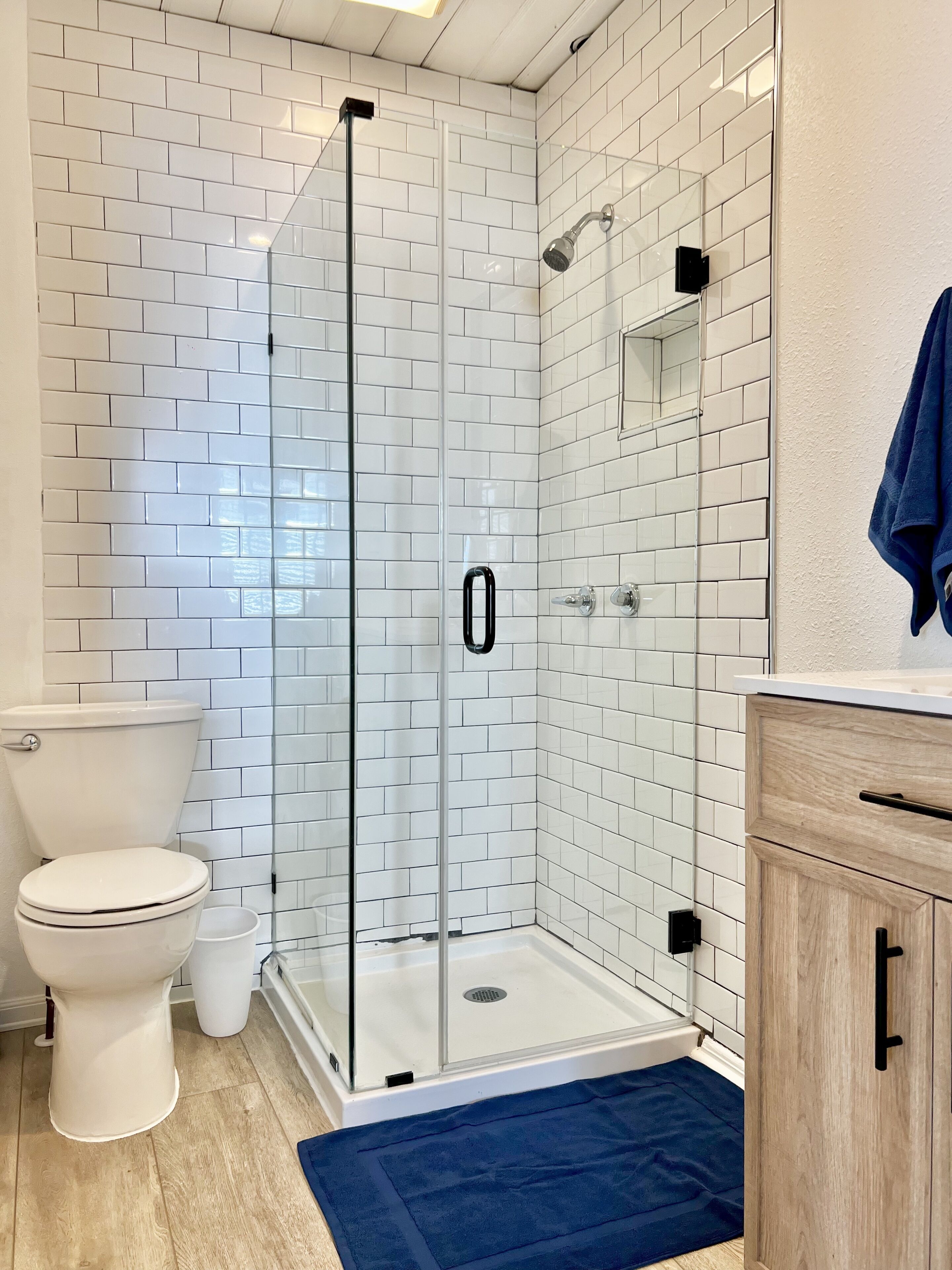 Een douche, een haardroger, handdoeken, zeep