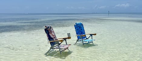 En la playa, camastros y toallas de playa
