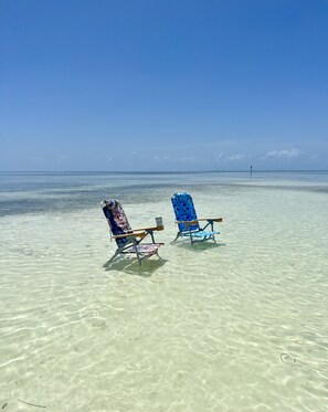 Plage, chaises longues, serviettes de plage
