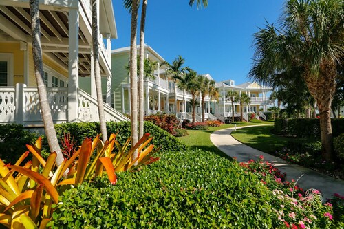 Oceanfront 4-BR w/ private 31' Boat Slip Included, Pool & Beach, gourmet kitchen