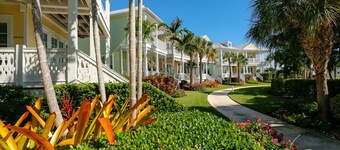 Oceanfront 4BR Retreat w/ Private 31' Boat Slip, Pool & Beach, gourmet kitchen
