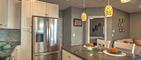 Refrigerador, microondas, horno y parrilla de estufa