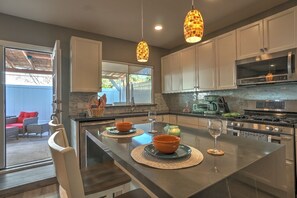 Réfrigérateur, four à micro-ondes, un four, surface de cuisson