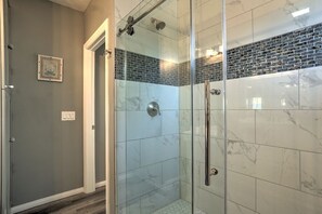 Douche, sèche-cheveux, bidet, serviettes fournies