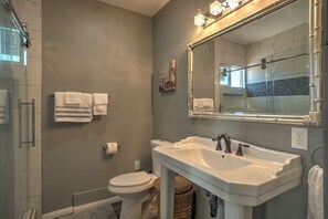 Shower, hair dryer, bidet, towels