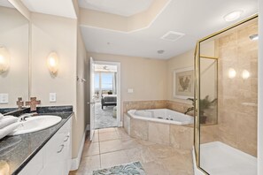 Ensemble baignoire-douche, baignoire à remous, serviettes fournies