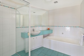 Apartment | Bathroom | Shower, towels