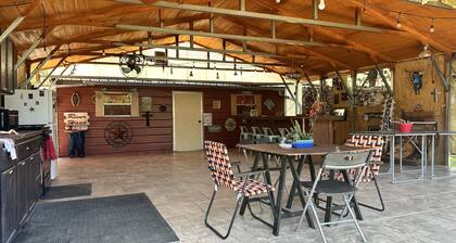 Waterfront Bandera Rustic Cabin on River-pet friendly