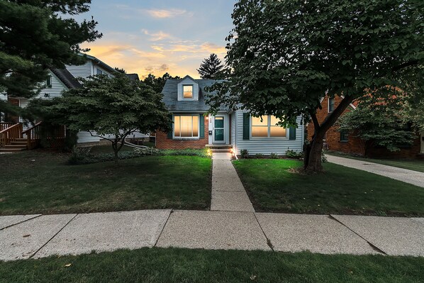 Exterior - Immaculate home close to MSU, hospitals & downtown! (Lansing)