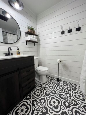 Combined shower/bathtub, hair dryer, towels, soap