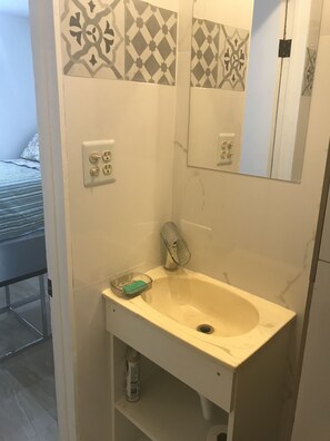 Bathroom - Efficency with prívate entrance close to aventura (North Miami Beach)