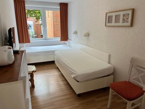 3 bedrooms, desk, WiFi, bed sheets - Vacation apartment Lolland with 2 balconies and sea view in the Nordland Apartments - (Wyk auf Föhr)