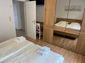 3 bedrooms, desk, WiFi, bed sheets - Vacation apartment Lolland with 2 balconies and sea view in the Nordland Apartments - (Wyk auf Föhr)