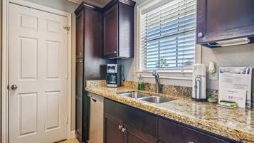 Condo (1 Bedroom) | Property amenity