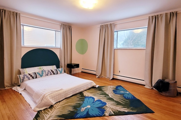 4 bedrooms, desk, iron/ironing board, travel crib