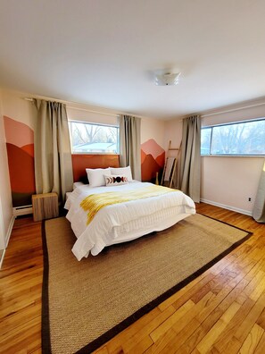 4 bedrooms, desk, iron/ironing board, travel crib