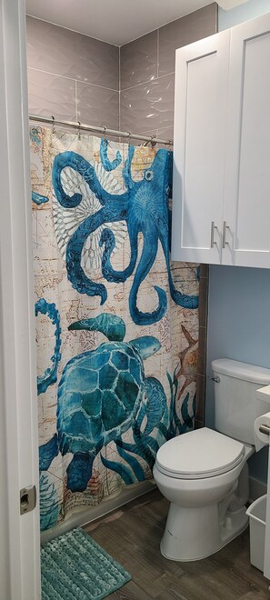 Combined shower/tub, towels, soap, shampoo
