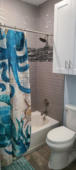 Combined shower/tub, towels, soap, shampoo