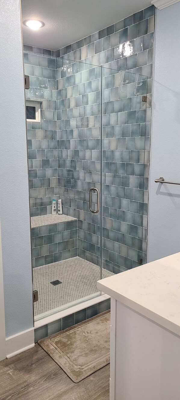 Combined shower/tub, towels, soap, shampoo