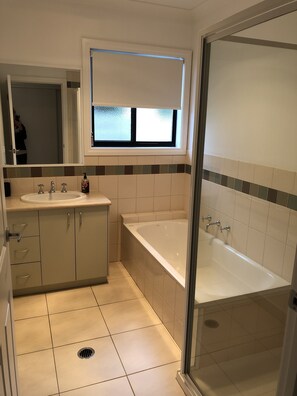 Bathtub, hair dryer, towels, soap - Your home away from home just across from the lake (Yarrawonga)