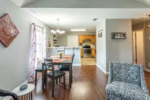 Interior - Clean+Cozy+Close to Airport/Jackson/Dogwood Ctr! (Brandon)