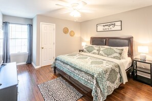 2 Schlafzimmer, Schreibtisch, Bügeleisen/Bügelbrett, Reisekinderbett