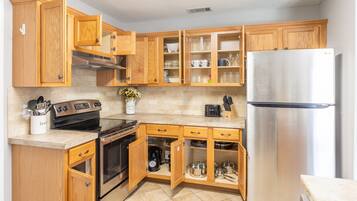 Coffee/tea maker, fridge, microwave, oven