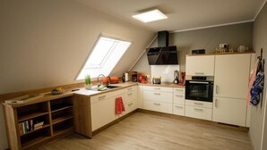 Kaffetrakter/tekoker, kjøleskap, mikrobølgeovn og ovn