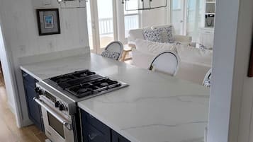 Kylskåp, mikrovågsugn, ugn och spishäll