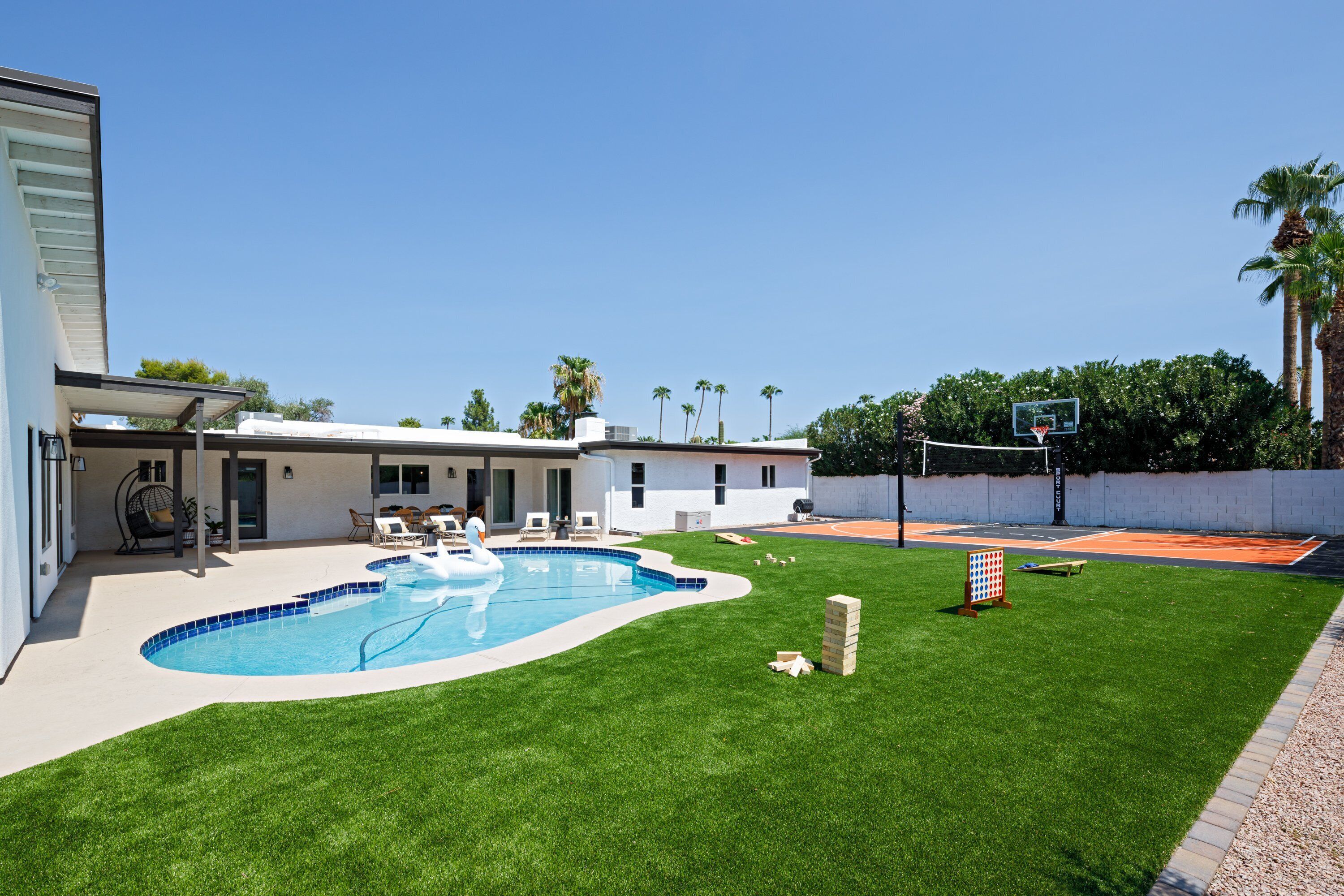 Lavish Longhorn- Multi Sports Court & Guest House!
