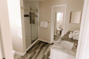 Ensemble douche/baignoire, serviettes fournies, savon, papier toilette