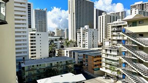 Un quartier urbain dense, caractérisé par de nombreux immeubles, dont un gratte-ciel imposant et plusieurs bâtiments de taille moyenne.