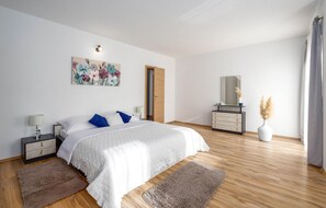 6 عدّة غرف نوم وسرير سفر وواي فاي مجانًا وملاءات أسرّة