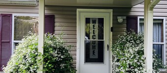Adorable 3 Bedroom Walking Distance to Stadium & Campus