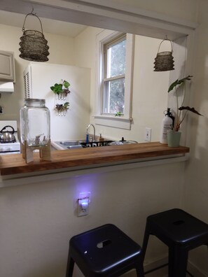 Fridge, microwave, oven, stovetop - The Greenhouse in Dreamy Savannah (Savannah)