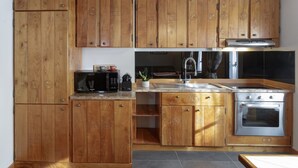 Wasserkocher mit Kaffee-/Teezubehör, Kühlschrank, Mikrowelle, Ofen